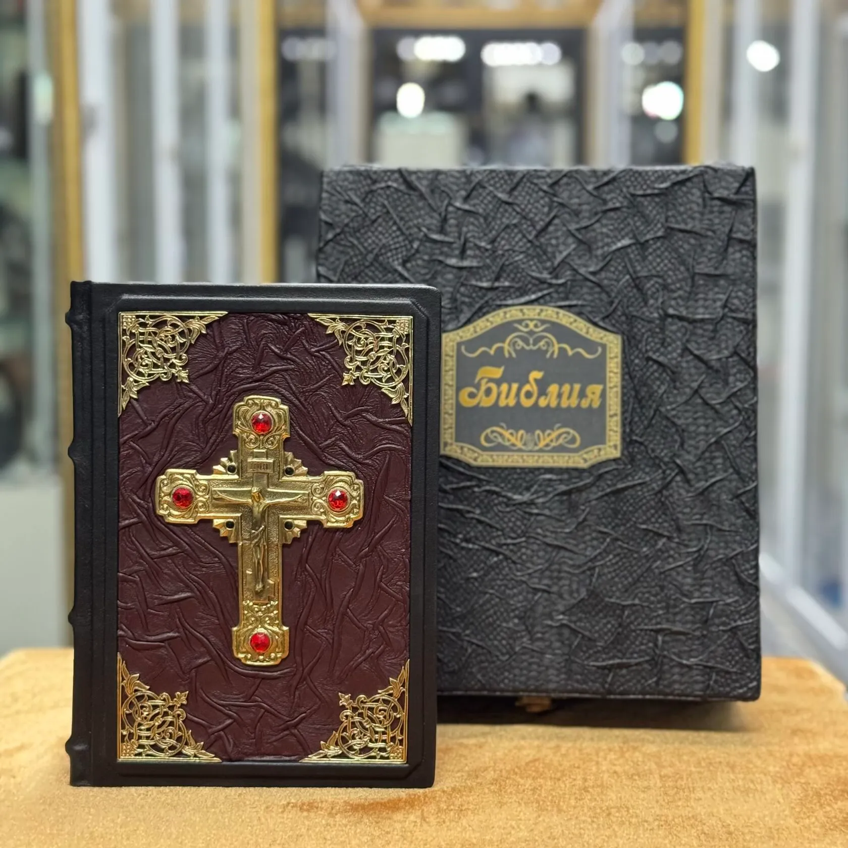 Библия с крестом в коробе
